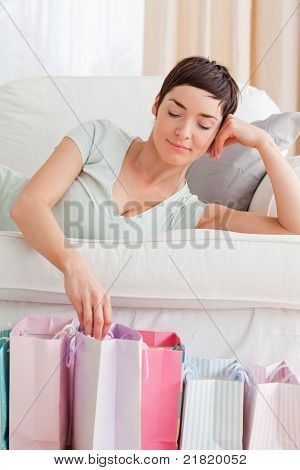 Ritratto di una donna bella e Loooking in Shopping Bags