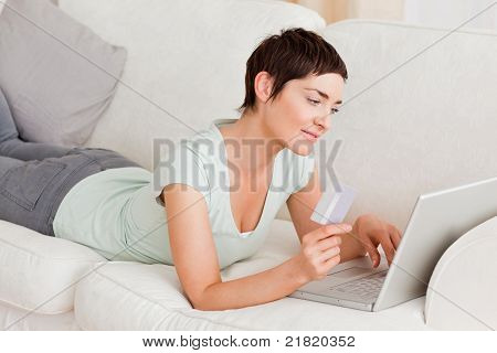 Smukke kvinde Shopping Online