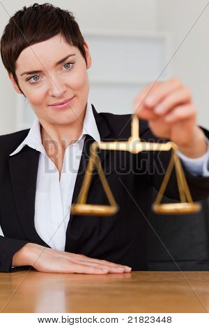 Donna tiene la bilancia della giustizia