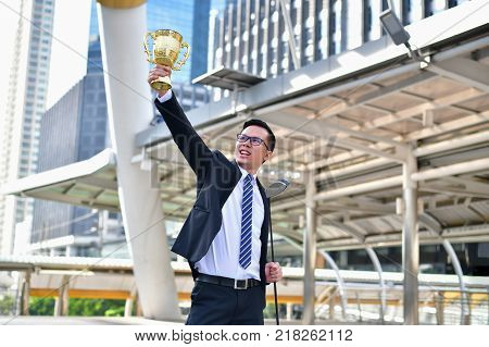 Concept Business people playing sports Businessmen are fighting in golf games.