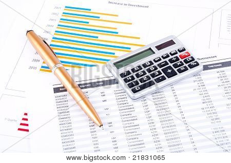 Calcolatrice, penna e finanziaria grafico