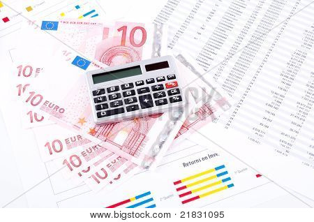 Tabella finanziaria, calcolatrice e foglio di dati.