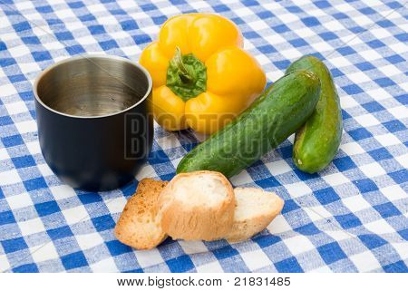 Pimenta, pepino e pão - uma refeição de manhã na natureza
