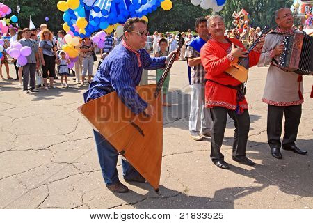 STARAJA RUSSA i Rusland - 9. juli: Ukendt mand med balalaika på parade på byen dag Staraya Russa o