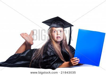 Cute little girl in laurea abito bianco isolato