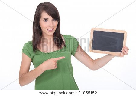 mazisi işaret eden kadın