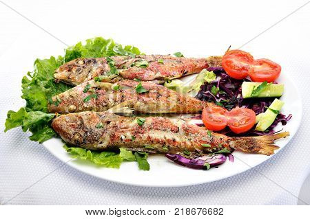 Grilled red fish with lettuce and lemon
