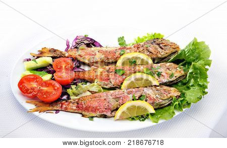 Grilled red fish with lettuce and lemon