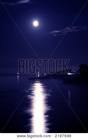 Vollmond über den Fluss