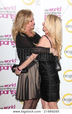 LOS ANGELES - 17 maggio: Kathy Hilton, Kim Richards arrivando alla premiere di ossigeno nuovo Docu-Seri