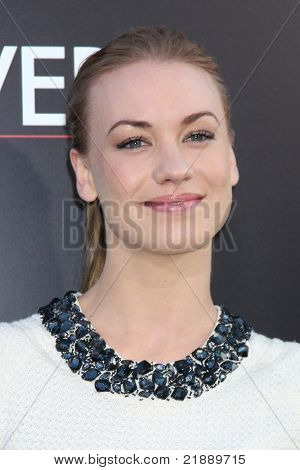LOS ANGELES - 19 maggio: Yvonne Strahovski arrivando alla Premiere di 