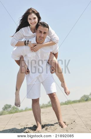 Szczęśliwa młoda para miłej zabawy i romantyczne chwile na plaży w sezonie letnim i reprezentujących happynes