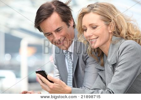 empresário e mulher com telefone