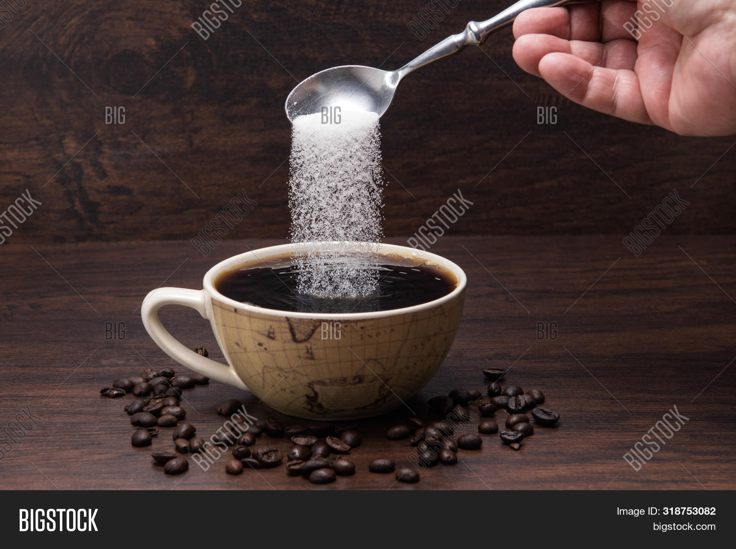 Газировка и кофе в руках. Little sugar on the coffee. Liquid caffeine. Сахар в чашке. A cup with a lot of sugar.