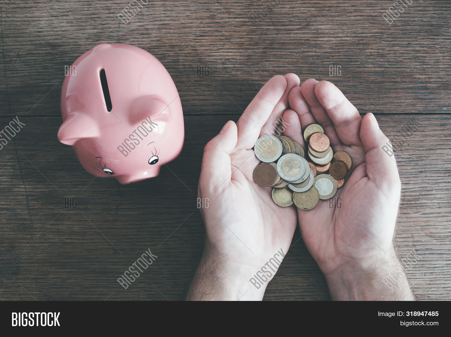Кладет деньги в копилку. Копилка с рукой. Рука кладет мелочь в копилку. Копилка которая забирает деньги рукой. Малыш с копилкой.
