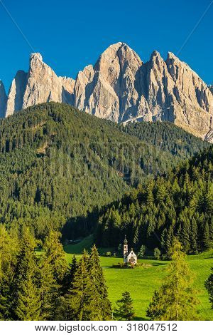 Church Of St. John Of Nepomuk And Geisler (odle) Dolomites Peaks - Santa Maddalena, Val Di Funes, Ty