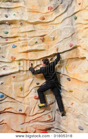 uomo d'affari di giovani attivi sulla parete di roccia nel centro sportivo