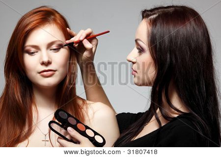 Portrét krásné mladé rusovlasý ženy s estetik, že make-up, oční stíny
