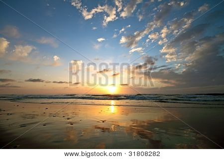 Cloudscape pięknej plaży o zachodzie słońca
