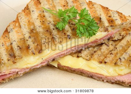 geröstet Sandwich mit Käse und Schinken