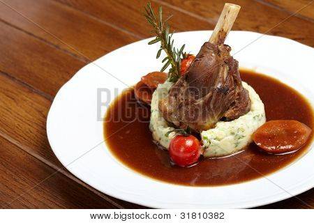 Codillo asado de cerdo con salsa
