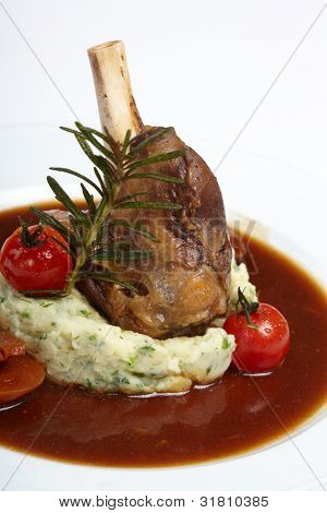 Codillo asado de cerdo con salsa