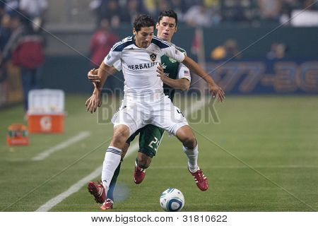 CARSON, CA. - 23. dubna: Los Angeles Galaxy D Omar Gonzalez #4 & Portland dřeva D Steve Purdy #25 d