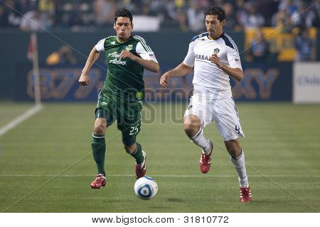 CARSON, CA. - 23. dubna: Los Angeles Galaxy D Omar Gonzalez #4 & Portland dřeva D Steve Purdy #25 d
