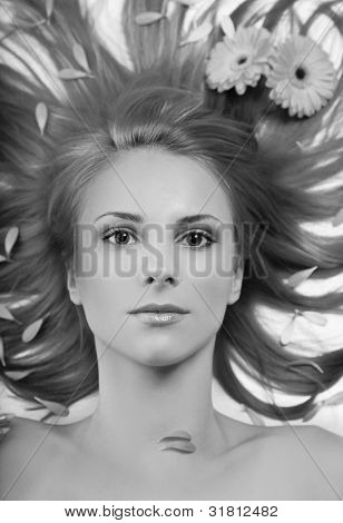 mulher bonita com flores no cabelo