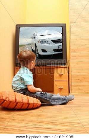 Küçük çocuk Sinema TV izliyor. TV ekran - yazar fotoğrafı