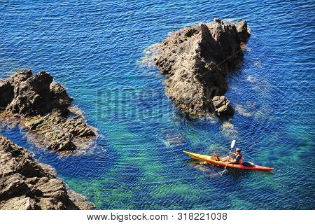 Almeria, Spain- September 22, 2018: People Practicing Canoeing In Summer On The Sirens Reef In Cabo 