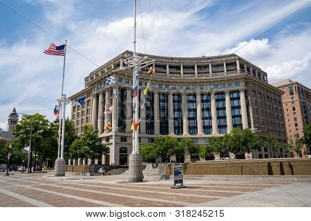 Washington, Dc - August 4, 2019: Us Navy Memorial In Washington Dc. The Memorial Honors Those Who Se