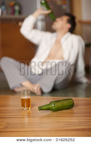 Säufer. Mann ein Bier trinken. Flasche im Fokus