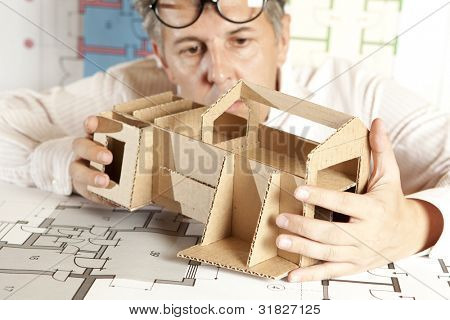 Mandlige arkitekt med model hus