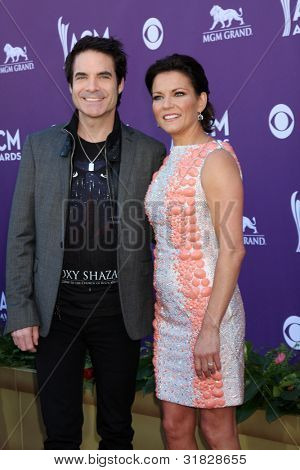 LAS VEGAS - APR 1: Pat Monahan, Martina McBride přijíždí na akademie Country Music Awards 2012