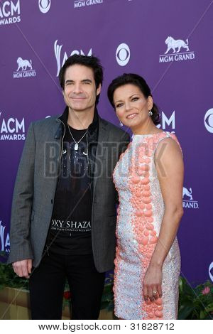 LAS VEGAS - APR 1: Pat Monahan, Martina McBride přijíždí na akademie Country Music Awards 2012