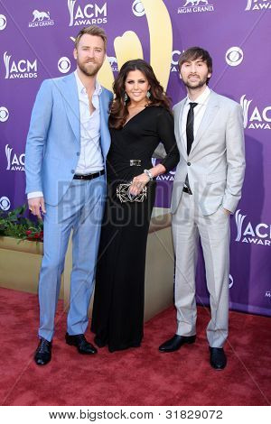 LAS VEGAS - APR 1: Lady Antebellum ankommer på 2012 Academy of Country Music Awards på MGM Grand