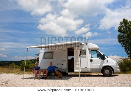 Äldre par resa med camping bil