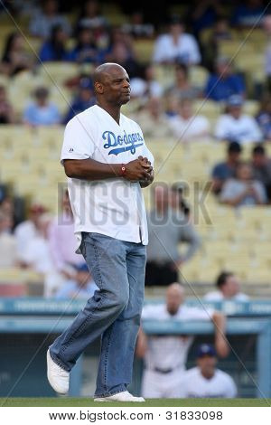 LOS ANGELES - 18 de ago: Quarterback da NFL ex Warren Moon lança o primeiro arremesso durante o Rocki
