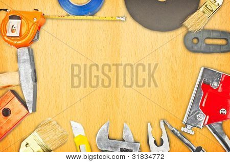 viele Handwerkzeuge Arbeit auf woodenbackground