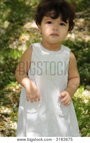 สาวน้อยในชุดสีขาว