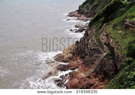 Sea Views And Mountains With Cliffs, Old Stairs Down The Cliffs, Perid Island At Laem Sing District,