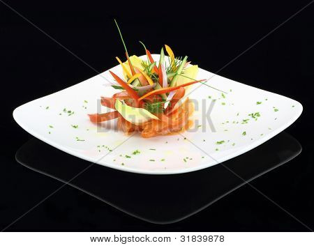 美食菜。烟熏三文鱼配蔬菜