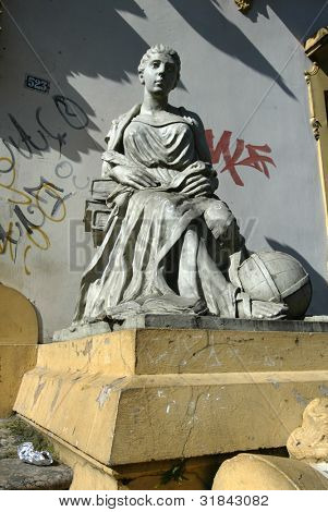 BELO HORIZONTE, Brasilien - 25 juli: En statue ligger uden for en lukket skolebygning 25. juli 2005 i B