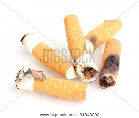 Isolateed de bitucas de cigarro no branco