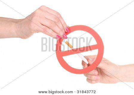 Ponta de cigarro com isolateed de sinal de proibição em branco