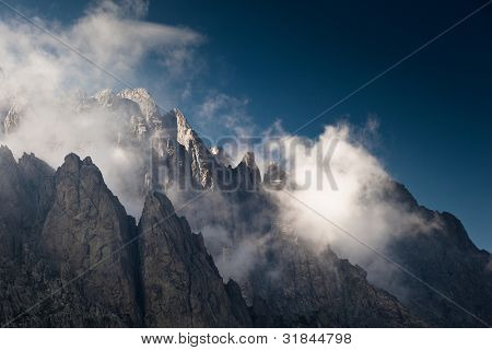 Vista alpino de cumbres en el valle de la Restonica, Córcega, Francia