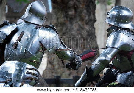 London / England Uk - Agoust 22, 2008: Free Rappresentation Of Knights Fight Outside The London Towe