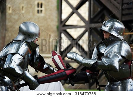 London / England Uk - Agoust 22, 2008: Free Rappresentation Of Knights Fight Outside The London Towe