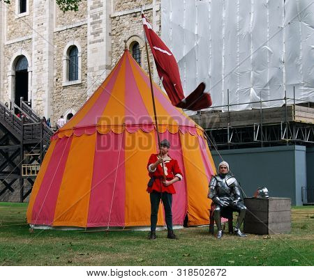London / England Uk - Agoust 22, 2008: Free Rappresentation Of Knights Fight Outside The London Towe